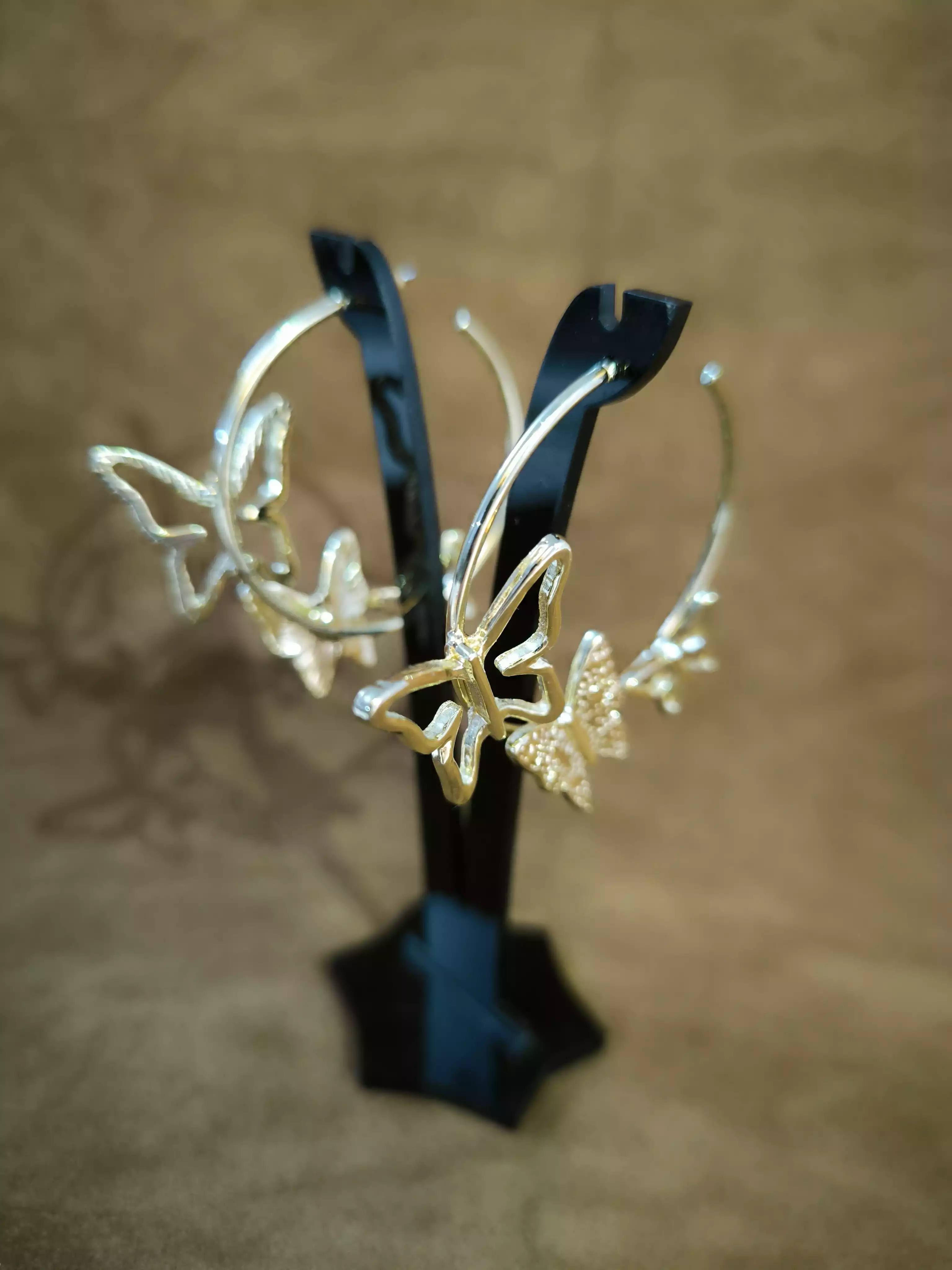 گوشواره گرد با طرح پروانه طلایی