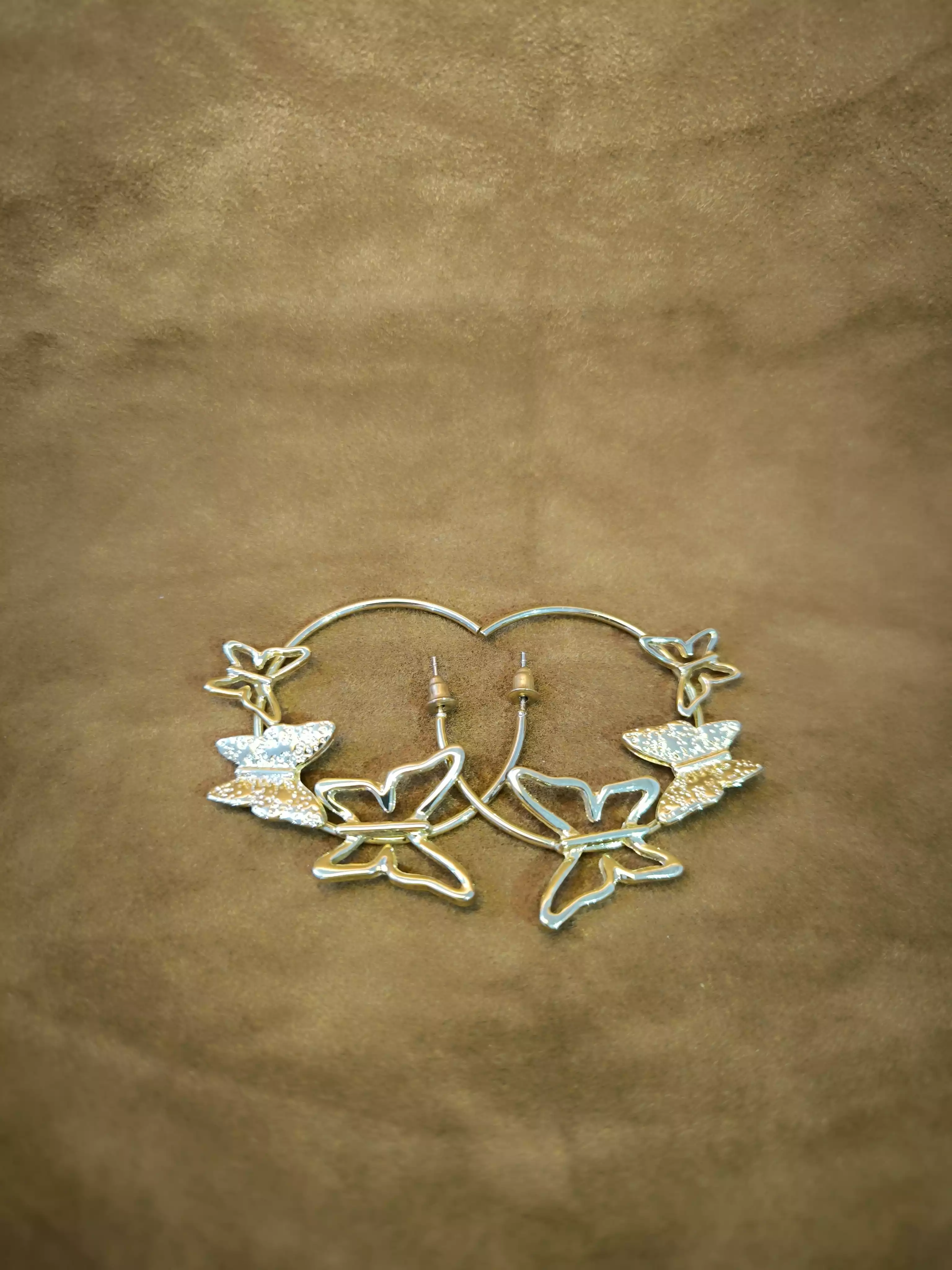 گوشواره گرد با طرح پروانه طلایی